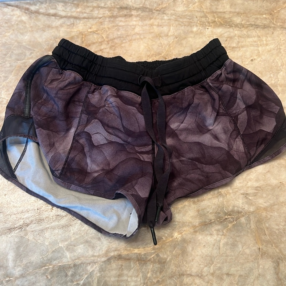 Lululemon hotty hot shorts 2.5”